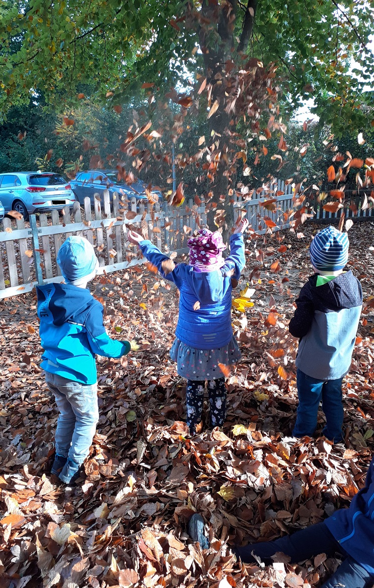    Wir genießen das sonnige Herbstwetter und gehen viel mit den Kindern nach draußen. Dort haben die Kinder großen Spaß mit den vielen bunten Blättern, die auf dem Spielplatz von den Bäumen fallen.