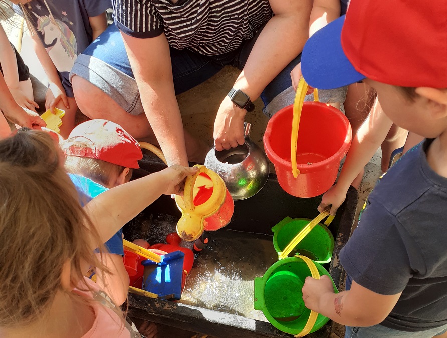 Bei dem sonnigen und warmen Wetter bieten wir den Kindern immer wieder die Möglichkeit mit Wasser zu spielen, Matschburgen zu bauen und einfach nur das kühle Nass zu genießen. Spiele mit Wasser und Matsch regen ganz besonders die Sinne an und machen allen viel Spaß.             
