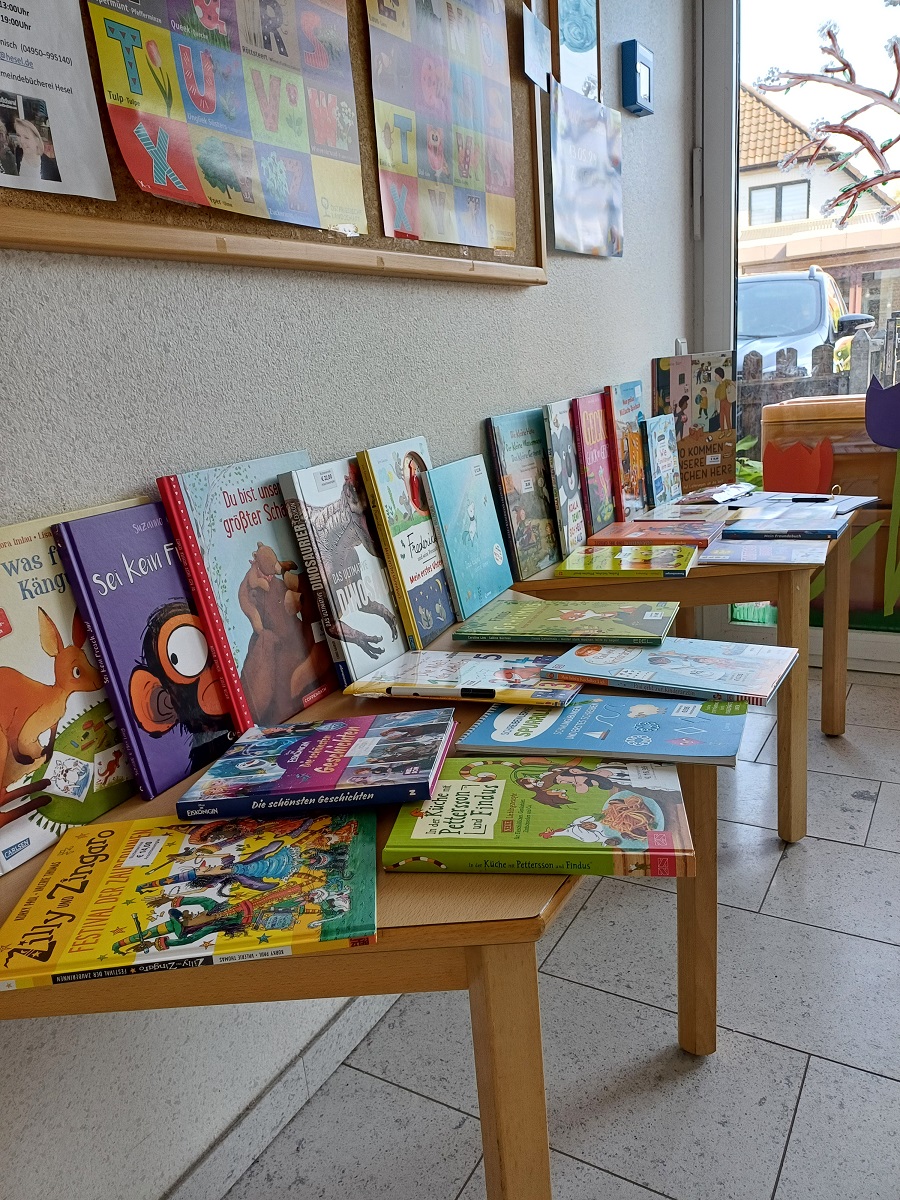 Vom 13. Mai bis zum 22. Mai findet ihr eine Bücherausstellung der Firma Bücherservice Sticklorat im Eingangsbereich vom Kindergarten. Hier können Eltern von Kindergartenkindern
