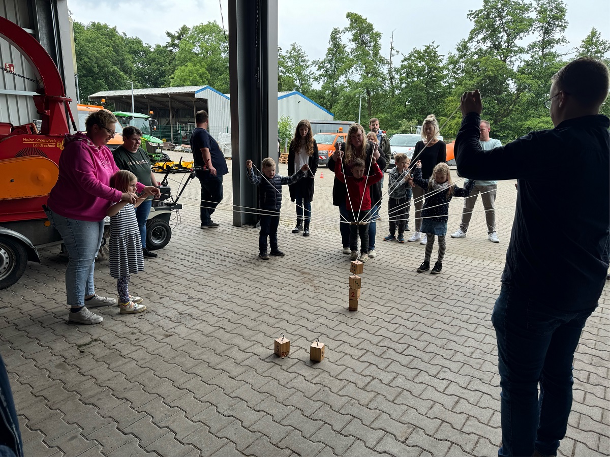 Unser Abschiedsfest mit den Vorschulkindern 2024 fand dieses beim Bauhof in Hesel statt. Hier konnten wir die Hallen nutzen für unsere Spiele, Buffet und Sitzgelegenheiten. Die Familien hatten bei einer kurzen Führung die Möglichkeit den Bauhof zu besichtigen, danach wurden dann allerlei Lustige Spiele angeboten und etwas später wurde das tolle mitgebrachte Buffet geplündert. Eine […]