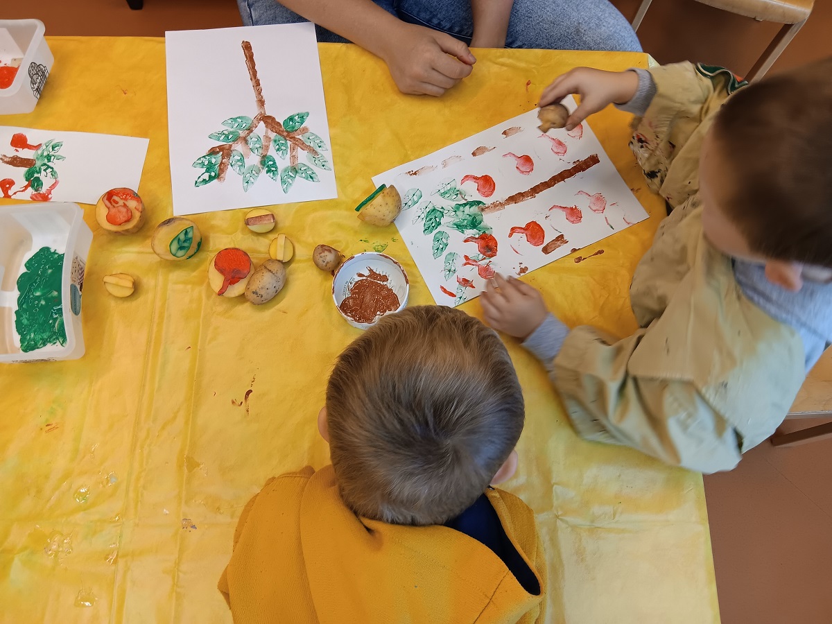 Die Sonnengruppe hat gerade das Thema Kartoffelkönig. Hier haben die Kinder mit unserer Auszubildenen Alina einen Apfelbaum mit Kartoffeln gestaltet.