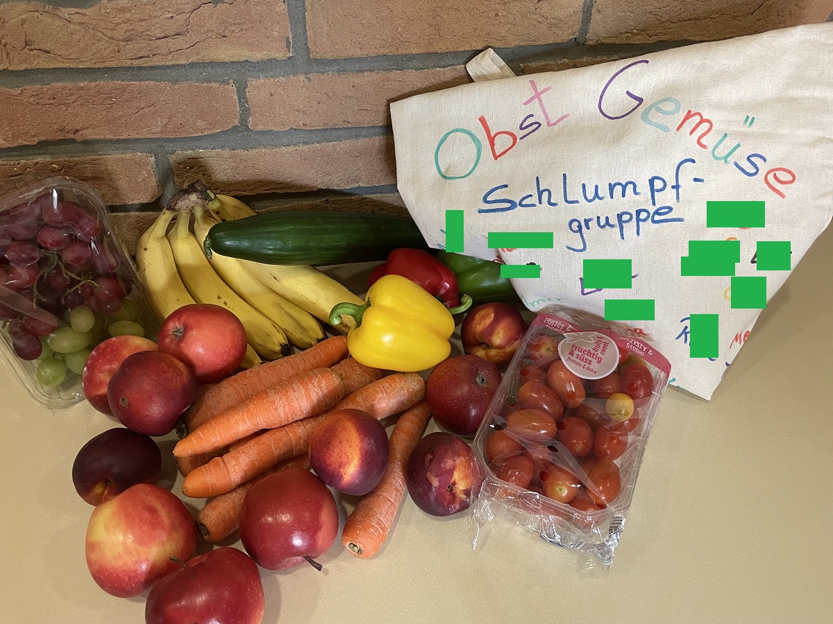 Ab September gibt es in den 13 Uhr Gruppen die Obst und Gemüsetasche. Jedes Kind bringt im Wechsel eine Tasche voll mit Obst und/oder Gemüse mit. Dies wird dann gemeinsam mit allen Kindern der Gruppe verspeist.