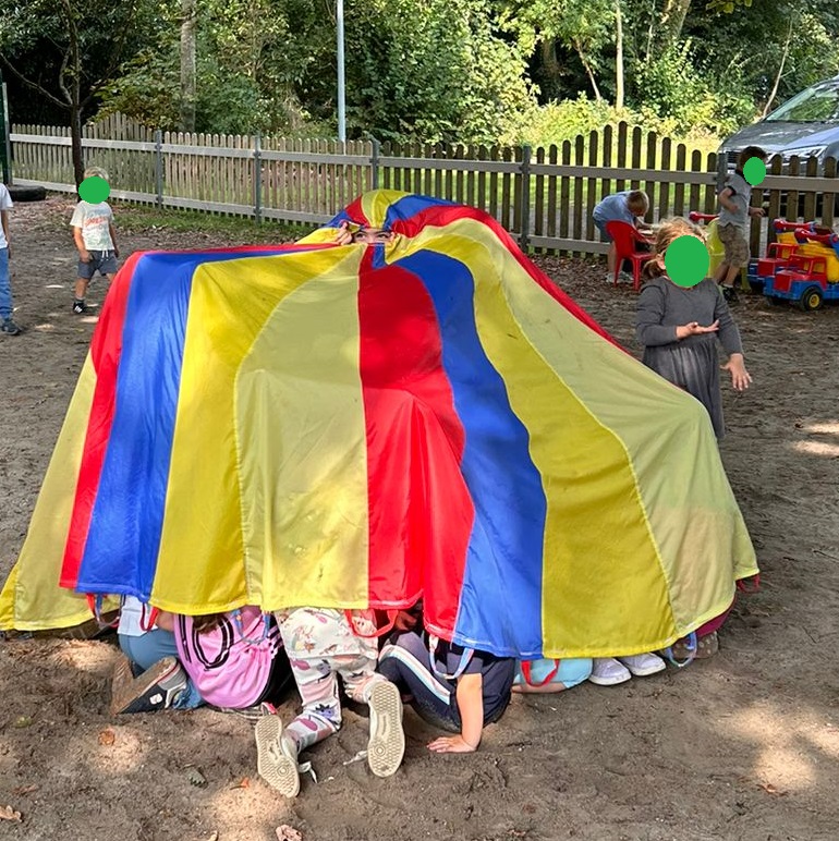 Unsere Auszubildenden Laura und Alina haben im Garten den Kindergartenkindern Schwungtuch und Seilspiele angeboten.